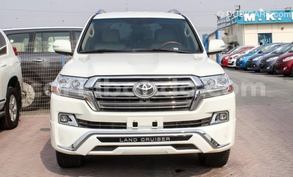 Nunua Imported Toyota Land Cruiser Nyeupe Gari ndani ya Import - Dubai nchini Uganda Nunua Imported Toyota Land Cruiser Nyeupe Gari ndani ya Import - Dubai nchini Uganda