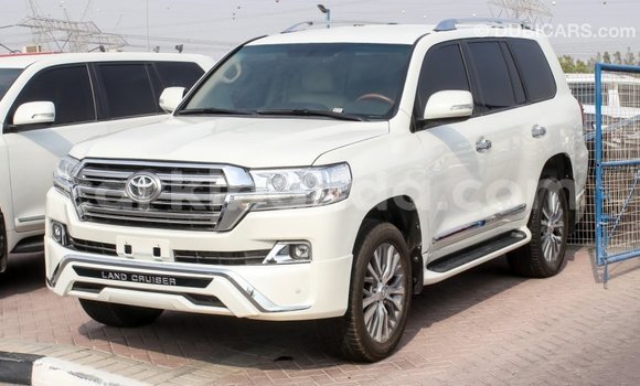 Nunua Imported Toyota Land Cruiser Nyeupe Gari ndani ya Import - Dubai nchini Uganda Nunua Imported Toyota Land Cruiser Nyeupe Gari ndani ya Import - Dubai nchini Uganda