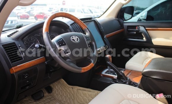 Nunua Imported Toyota Land Cruiser Nyeupe Gari ndani ya Import - Dubai nchini Uganda Nunua Imported Toyota Land Cruiser Nyeupe Gari ndani ya Import - Dubai nchini Uganda