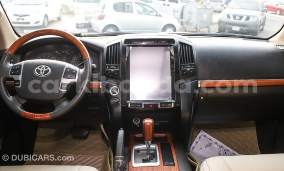 Nunua Imported Toyota Land Cruiser Nyeupe Gari ndani ya Import - Dubai nchini Uganda Nunua Imported Toyota Land Cruiser Nyeupe Gari ndani ya Import - Dubai nchini Uganda