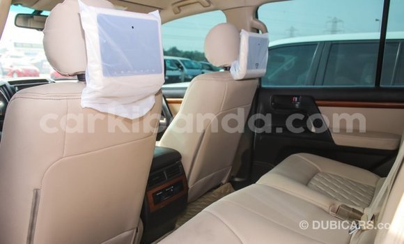 Nunua Imported Toyota Land Cruiser Nyeupe Gari ndani ya Import - Dubai nchini Uganda Nunua Imported Toyota Land Cruiser Nyeupe Gari ndani ya Import - Dubai nchini Uganda