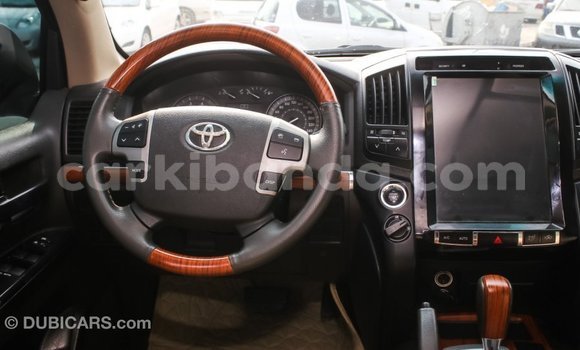 Nunua Imported Toyota Land Cruiser Nyeupe Gari ndani ya Import - Dubai nchini Uganda Nunua Imported Toyota Land Cruiser Nyeupe Gari ndani ya Import - Dubai nchini Uganda