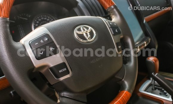 Nunua Imported Toyota Land Cruiser Nyeupe Gari ndani ya Import - Dubai nchini Uganda Nunua Imported Toyota Land Cruiser Nyeupe Gari ndani ya Import - Dubai nchini Uganda