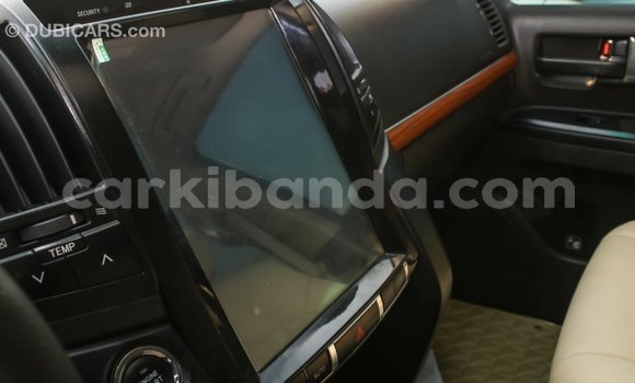 Nunua Imported Toyota Land Cruiser Nyeupe Gari ndani ya Import - Dubai nchini Uganda Nunua Imported Toyota Land Cruiser Nyeupe Gari ndani ya Import - Dubai nchini Uganda