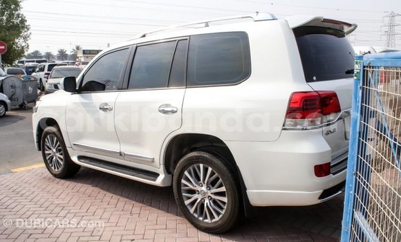 Nunua Imported Toyota Land Cruiser Nyeupe Gari ndani ya Import - Dubai nchini Uganda Nunua Imported Toyota Land Cruiser Nyeupe Gari ndani ya Import - Dubai nchini Uganda
