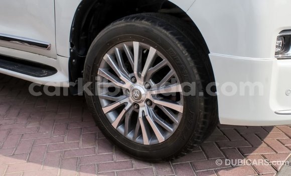 Nunua Imported Toyota Land Cruiser Nyeupe Gari ndani ya Import - Dubai nchini Uganda Nunua Imported Toyota Land Cruiser Nyeupe Gari ndani ya Import - Dubai nchini Uganda