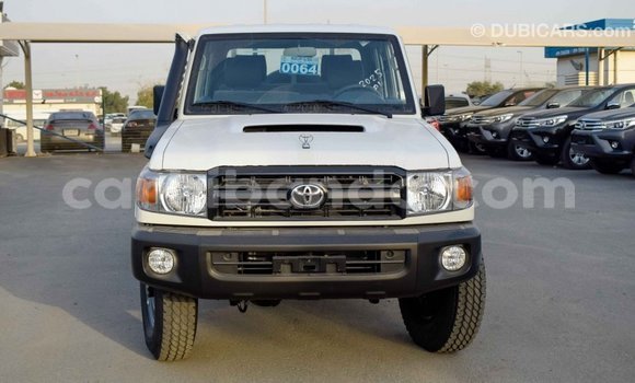 Acheter Import Voiture Toyota Land Cruiser Blanc à Import - Dubai, Ouganda Acheter Import Voiture Toyota Land Cruiser Blanc à Import - Dubai, Ouganda