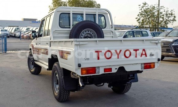 Acheter Import Voiture Toyota Land Cruiser Blanc à Import - Dubai, Ouganda Acheter Import Voiture Toyota Land Cruiser Blanc à Import - Dubai, Ouganda