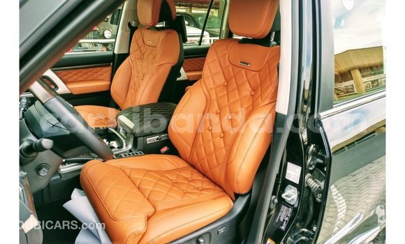 Acheter Import Voiture Toyota Land Cruiser Noir à Import - Dubai, Ouganda Acheter Import Voiture Toyota Land Cruiser Noir à Import - Dubai, Ouganda