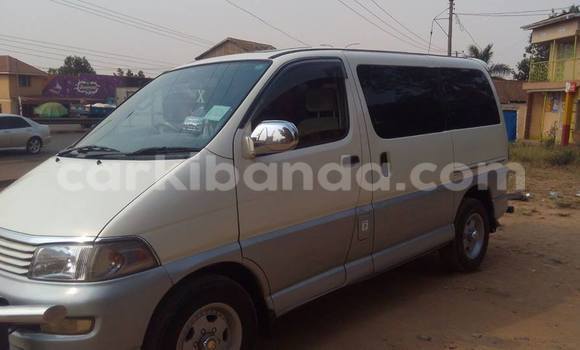 Nunua Ilio tumika Toyota Regius Nyeupe Gari ndani ya Arua nchini Uganda Nunua Ilio tumika Toyota Regius Nyeupe Gari ndani ya Arua nchini Uganda