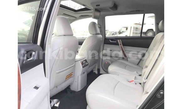 Nunua Imported Toyota Highlander Nyeusi Gari ndani ya Import - Dubai nchini Uganda Nunua Imported Toyota Highlander Nyeusi Gari ndani ya Import - Dubai nchini Uganda