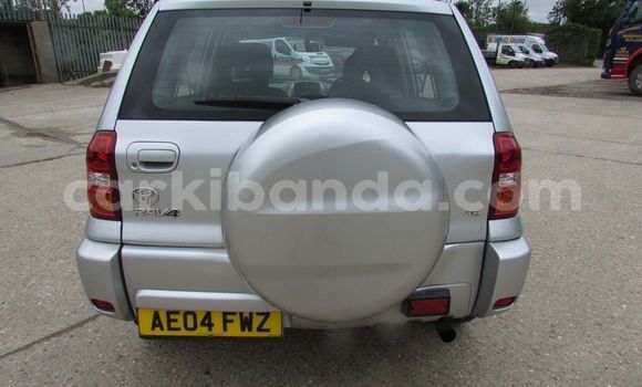 Nunua Ilio tumika Toyota RAV4 Fedha Gari ndani ya Kampala nchini Uganda Nunua Ilio tumika Toyota RAV4 Fedha Gari ndani ya Kampala nchini Uganda