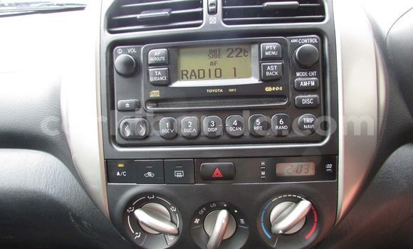 Nunua Ilio tumika Toyota RAV4 Fedha Gari ndani ya Kampala nchini Uganda Nunua Ilio tumika Toyota RAV4 Fedha Gari ndani ya Kampala nchini Uganda