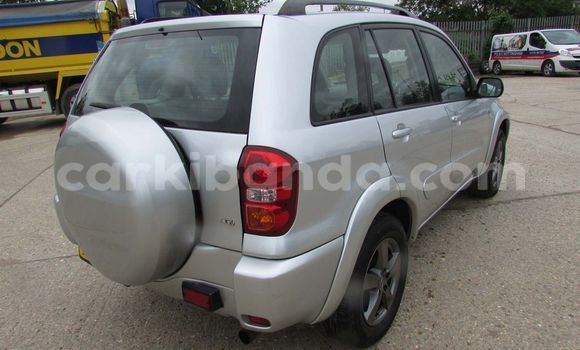 Nunua Ilio tumika Toyota RAV4 Fedha Gari ndani ya Kampala nchini Uganda Nunua Ilio tumika Toyota RAV4 Fedha Gari ndani ya Kampala nchini Uganda