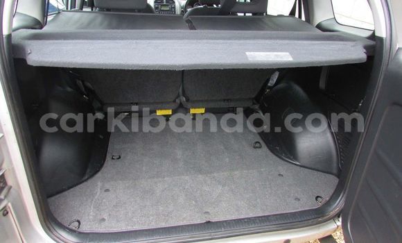 Nunua Ilio tumika Toyota RAV4 Fedha Gari ndani ya Kampala nchini Uganda Nunua Ilio tumika Toyota RAV4 Fedha Gari ndani ya Kampala nchini Uganda