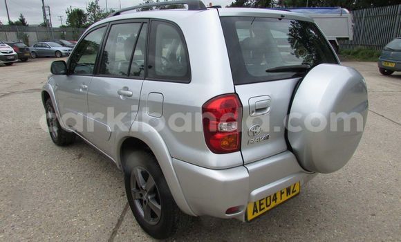Nunua Ilio tumika Toyota RAV4 Fedha Gari ndani ya Kampala nchini Uganda Nunua Ilio tumika Toyota RAV4 Fedha Gari ndani ya Kampala nchini Uganda