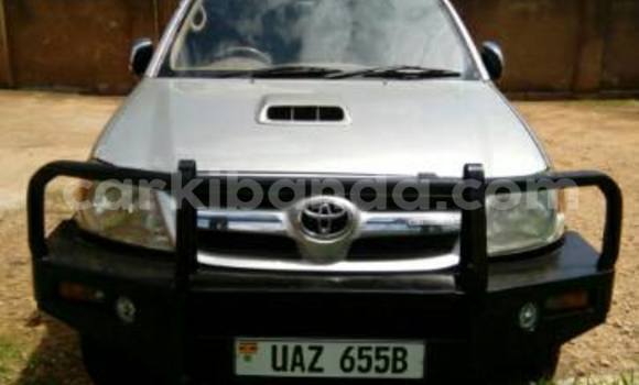 Gura Yakoze Toyota Hilux Silver Imodoka i Kampala mu Uganda Gura Yakoze Toyota Hilux Silver Imodoka i Kampala mu Uganda