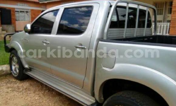 Gura Yakoze Toyota Hilux Silver Imodoka i Kampala mu Uganda Gura Yakoze Toyota Hilux Silver Imodoka i Kampala mu Uganda