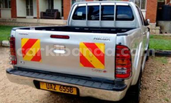 Gura Yakoze Toyota Hilux Silver Imodoka i Kampala mu Uganda Gura Yakoze Toyota Hilux Silver Imodoka i Kampala mu Uganda