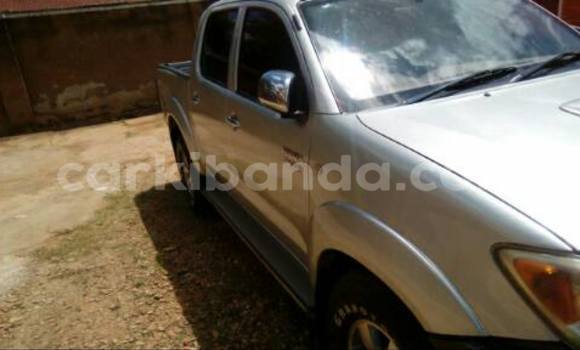 Gura Yakoze Toyota Hilux Silver Imodoka i Kampala mu Uganda Gura Yakoze Toyota Hilux Silver Imodoka i Kampala mu Uganda
