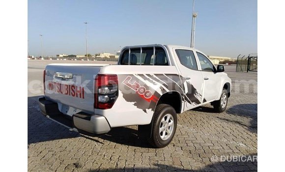 Acheter Import Voiture Mitsubishi L200 Blanc à Import - Dubai, Ouganda Acheter Import Voiture Mitsubishi L200 Blanc à Import - Dubai, Ouganda