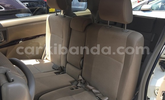 Acheter Occasion Voiture Toyota ISis Blanc à Kampala, Ouganda Acheter Occasion Voiture Toyota ISis Blanc à Kampala, Ouganda