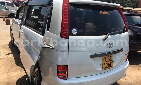 Acheter Occasion Voiture Toyota ISis Blanc à Kampala, Ouganda Acheter Occasion Voiture Toyota ISis Blanc à Kampala, Ouganda