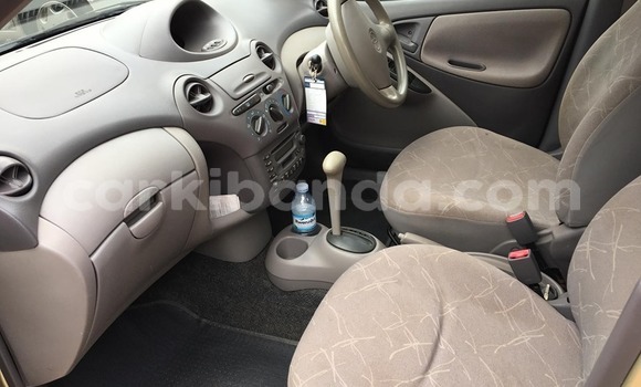 Acheter Occasion Voiture Toyota Platz Beige à Kampala, Ouganda Acheter Occasion Voiture Toyota Platz Beige à Kampala, Ouganda