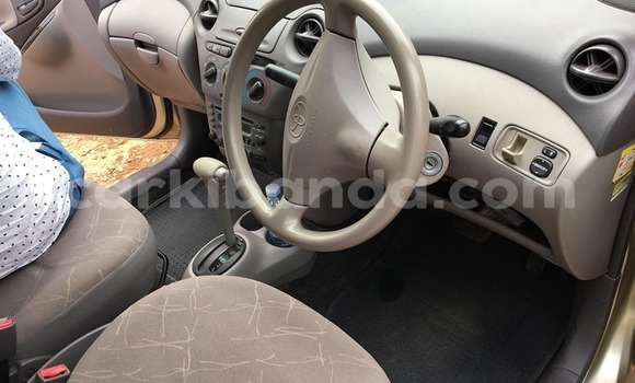 Acheter Occasion Voiture Toyota Platz Beige à Kampala, Ouganda Acheter Occasion Voiture Toyota Platz Beige à Kampala, Ouganda