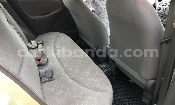 Acheter Occasion Voiture Toyota Platz Beige à Kampala, Ouganda Acheter Occasion Voiture Toyota Platz Beige à Kampala, Ouganda