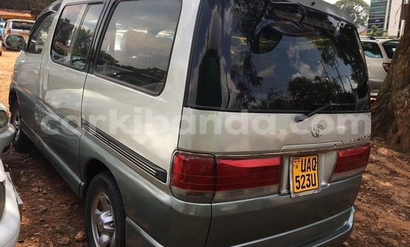 Acheter Occasion Voiture Toyota Regius Gris à Kampala, Ouganda Acheter Occasion Voiture Toyota Regius Gris à Kampala, Ouganda