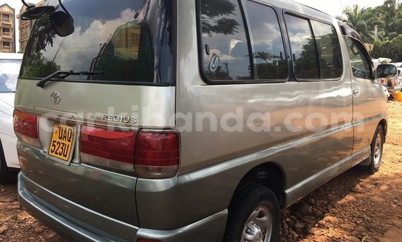 Acheter Occasion Voiture Toyota Regius Gris à Kampala, Ouganda Acheter Occasion Voiture Toyota Regius Gris à Kampala, Ouganda