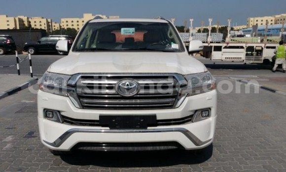 Acheter Import Voiture Toyota Land Cruiser Blanc à Import - Dubai, Ouganda Acheter Import Voiture Toyota Land Cruiser Blanc à Import - Dubai, Ouganda
