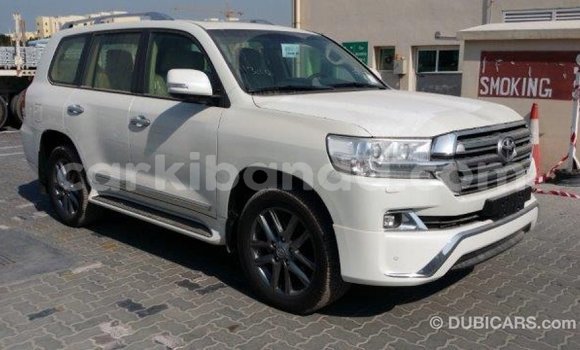 Acheter Import Voiture Toyota Land Cruiser Blanc à Import - Dubai, Ouganda Acheter Import Voiture Toyota Land Cruiser Blanc à Import - Dubai, Ouganda