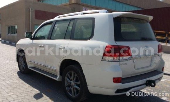 Acheter Import Voiture Toyota Land Cruiser Blanc à Import - Dubai, Ouganda Acheter Import Voiture Toyota Land Cruiser Blanc à Import - Dubai, Ouganda