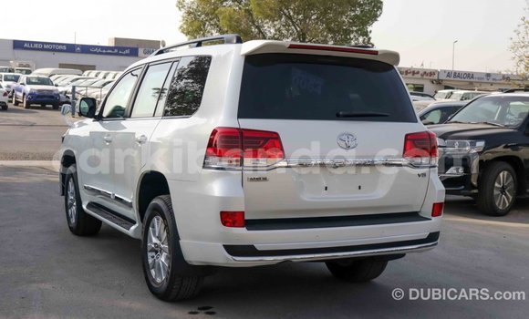 Gura Imported Toyota Land Cruiser White Imodoka i Import - Dubai mu Uganda Gura Imported Toyota Land Cruiser White Imodoka i Import - Dubai mu Uganda