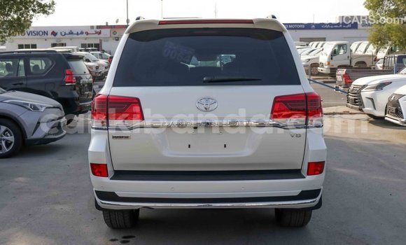 Gura Imported Toyota Land Cruiser White Imodoka i Import - Dubai mu Uganda Gura Imported Toyota Land Cruiser White Imodoka i Import - Dubai mu Uganda