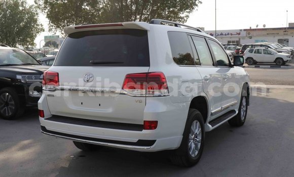 Gura Imported Toyota Land Cruiser White Imodoka i Import - Dubai mu Uganda Gura Imported Toyota Land Cruiser White Imodoka i Import - Dubai mu Uganda