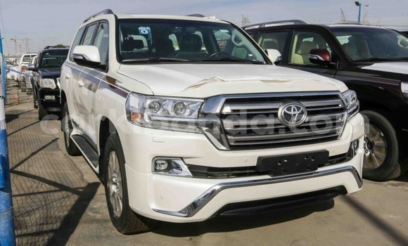 Acheter Import Voiture Toyota Land Cruiser Blanc à Import - Dubai, Ouganda Acheter Import Voiture Toyota Land Cruiser Blanc à Import - Dubai, Ouganda
