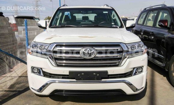 Acheter Import Voiture Toyota Land Cruiser Blanc à Import - Dubai, Ouganda Acheter Import Voiture Toyota Land Cruiser Blanc à Import - Dubai, Ouganda