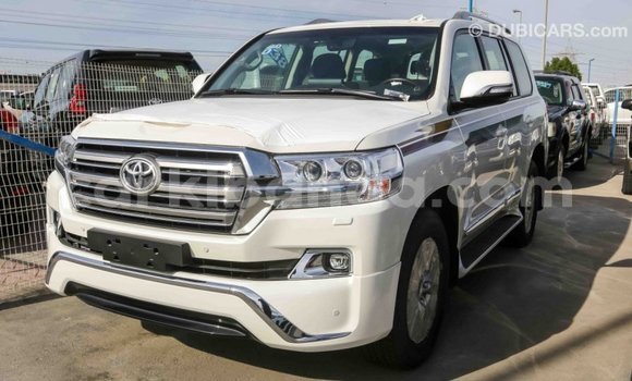 Acheter Import Voiture Toyota Land Cruiser Blanc à Import - Dubai, Ouganda Acheter Import Voiture Toyota Land Cruiser Blanc à Import - Dubai, Ouganda