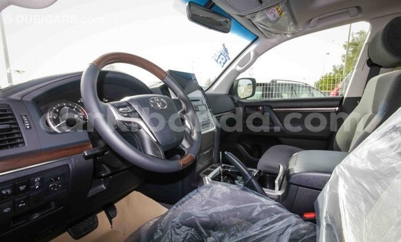 Acheter Import Voiture Toyota Land Cruiser Blanc à Import - Dubai, Ouganda Acheter Import Voiture Toyota Land Cruiser Blanc à Import - Dubai, Ouganda