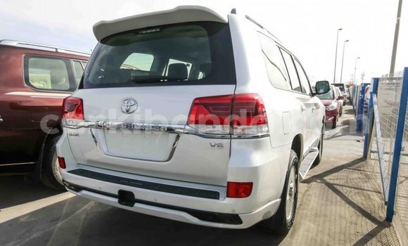 Acheter Import Voiture Toyota Land Cruiser Blanc à Import - Dubai, Ouganda Acheter Import Voiture Toyota Land Cruiser Blanc à Import - Dubai, Ouganda