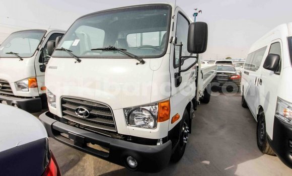 Buy Import Hyundai Chorus White Truck in Import - Dubai in Uganda