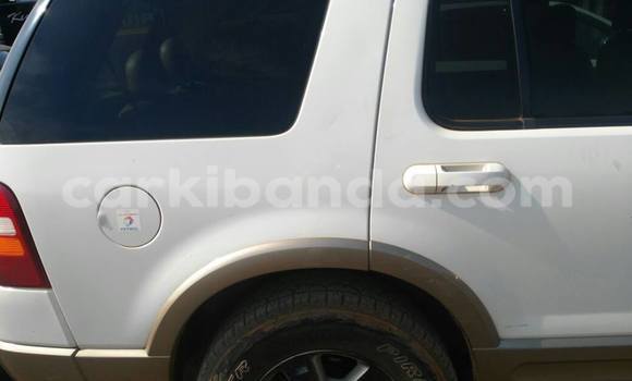 Gura Yakoze Ford Explorer White Imodoka i Kampala mu Uganda Gura Yakoze Ford Explorer White Imodoka i Kampala mu Uganda