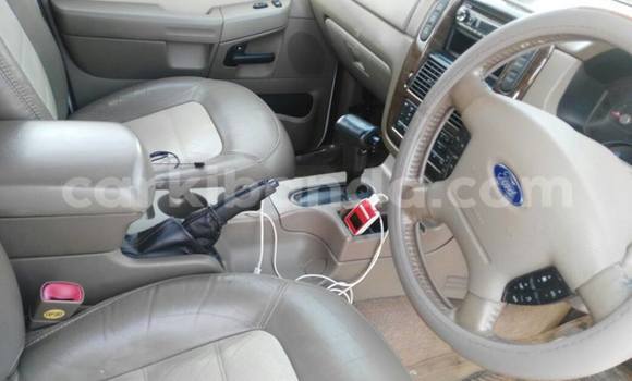 Gura Yakoze Ford Explorer White Imodoka i Kampala mu Uganda Gura Yakoze Ford Explorer White Imodoka i Kampala mu Uganda