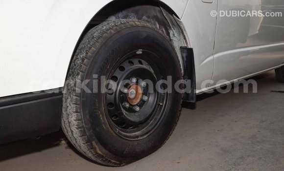 Nunua Imported Toyota Hiace Nyeupe Gari ndani ya Import - Dubai nchini Uganda Nunua Imported Toyota Hiace Nyeupe Gari ndani ya Import - Dubai nchini Uganda