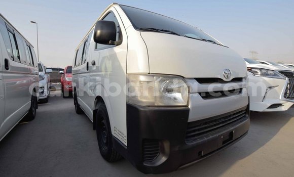 Acheter Import Voiture Toyota Hiace Blanc à Import - Dubai, Ouganda Acheter Import Voiture Toyota Hiace Blanc à Import - Dubai, Ouganda