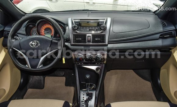 Nunua Imported Toyota Yaris Nyeupe Gari ndani ya Import - Dubai nchini Uganda Nunua Imported Toyota Yaris Nyeupe Gari ndani ya Import - Dubai nchini Uganda