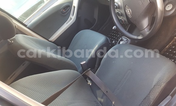 Acheter Occasion Voiture Toyota Vitz Noir à Kampala, Ouganda Acheter Occasion Voiture Toyota Vitz Noir à Kampala, Ouganda